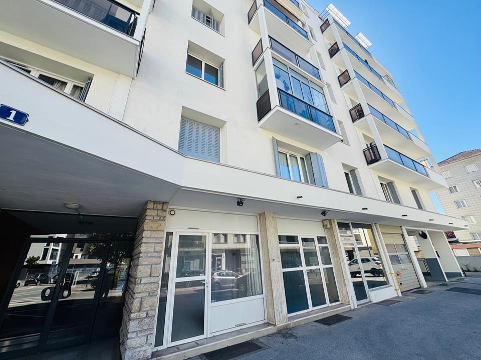 LOCAL COMMERCIAL ANNECY PROCHE COURRIER